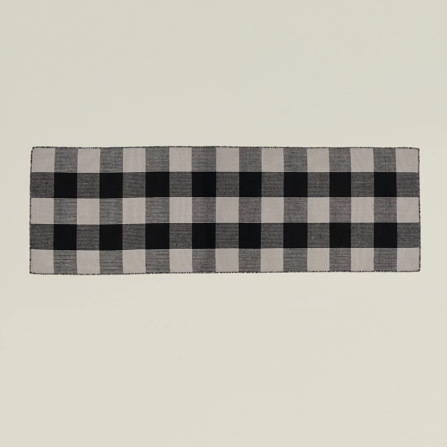 Simple Plaid Runner - Light Grey/Black